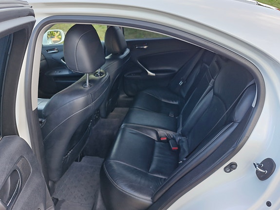 Lexus IS250 8 of 11