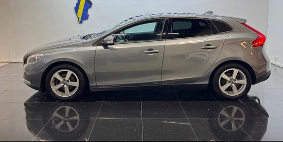 Volvo V40 2 of 8