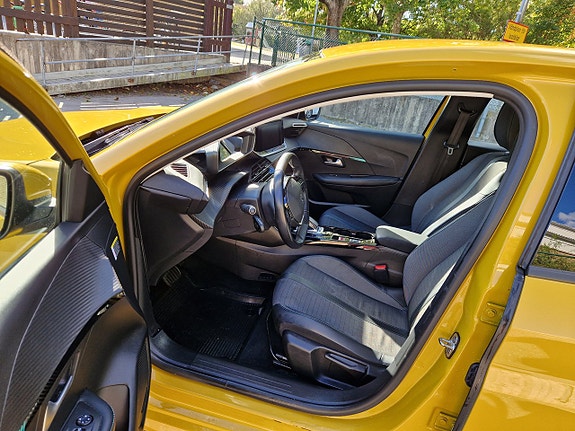 Peugeot e-208 11 of 27