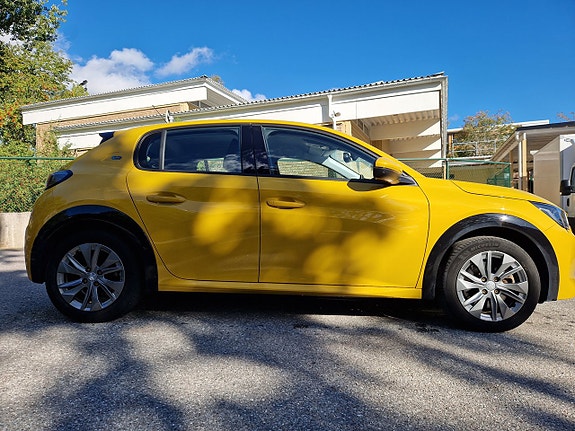 Peugeot e-208 4 of 27
