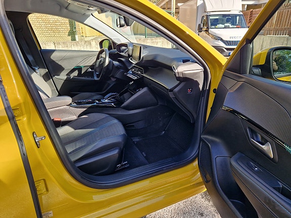 Peugeot e-208 10 of 27