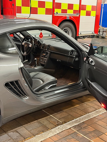Porsche Cayman S 7 of 9