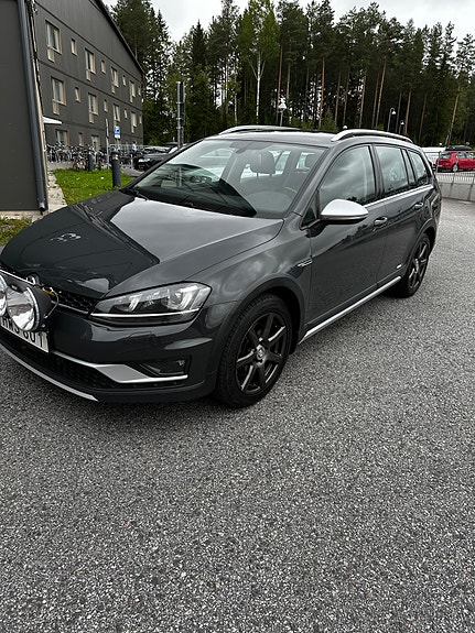 Volkswagen Golf Alltrack 3 of 9