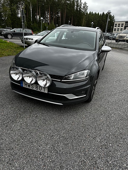 Volkswagen Golf Alltrack 2 of 9