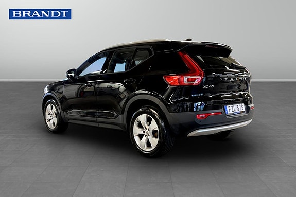Volvo XC40 2 of 9