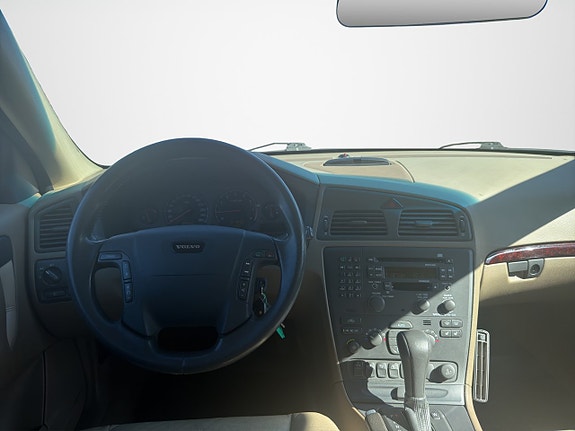 Volvo V70 10 of 16
