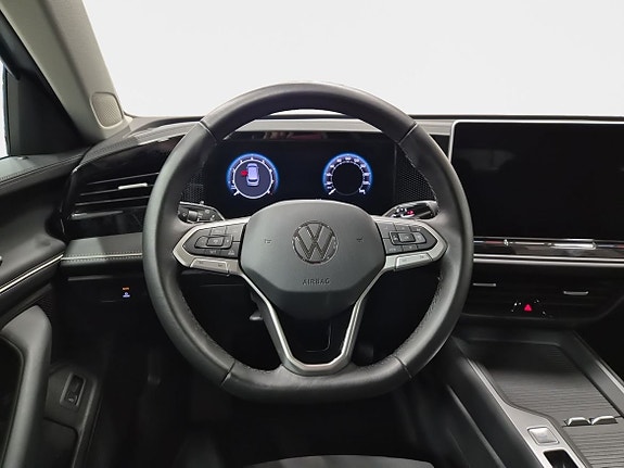 Volkswagen Passat 12 of 15