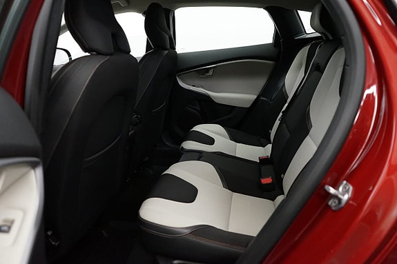 Volvo V40 Cross Country 7 of 14