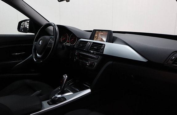 BMW 320d 12 of 17