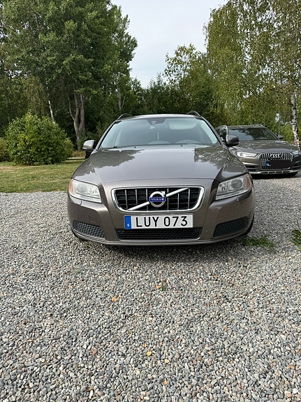 Volvo V70 2 of 6