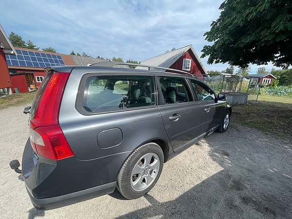 Volvo V70 2 of 13