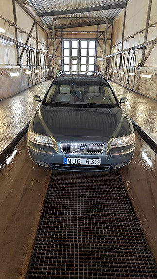 Volvo V70 2 of 4