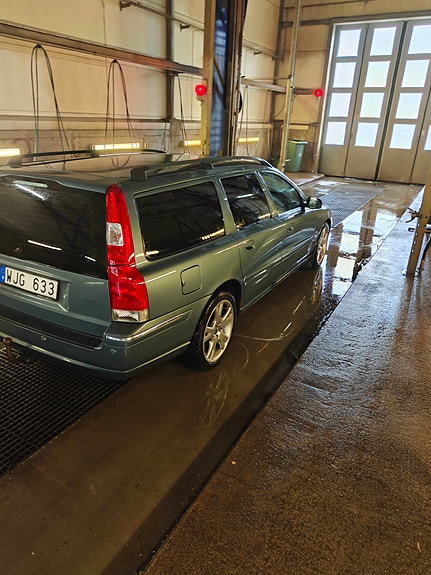 Volvo V70 3 of 4