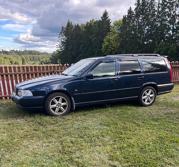 Volvo V70 2 of 7