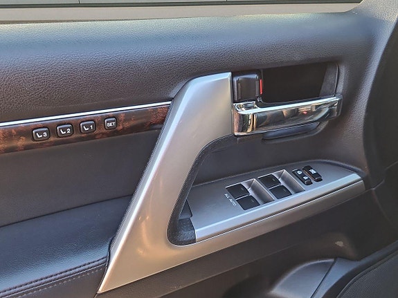 Toyota Land Cruiser 8 of 10