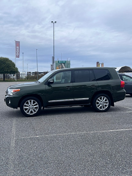 Toyota Land Cruiser 2 of 10
