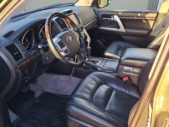 Toyota Land Cruiser 7 of 10