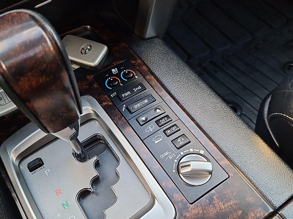 Toyota Land Cruiser 6 of 10