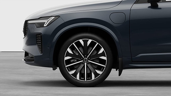 Volvo XC90 2 of 30
