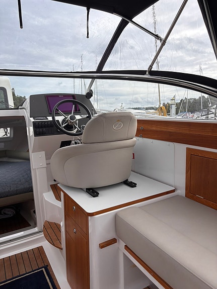 Aquador 25 DC All Inclusive – MerCruiser 4.5L 250 hk SeaCore – höstpris 7 of 8