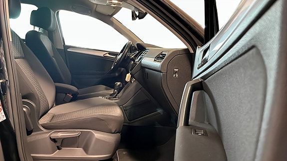 Volkswagen Tiguan 3 of 12
