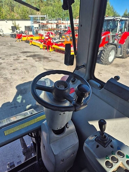 Valtra M 120 9 of 10