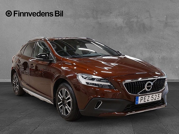 Volvo V40 Cross Country 2 of 7