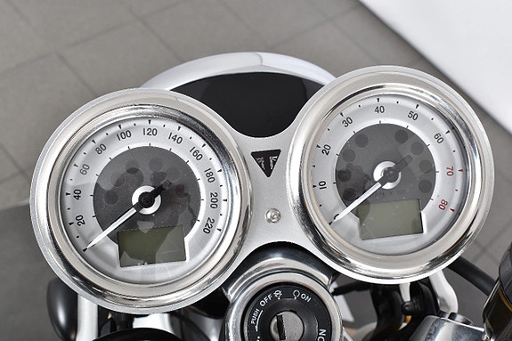 Triumph Thruxton R 7 of 18