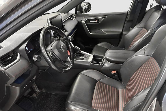 Toyota RAV4 8 of 12