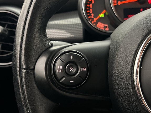MINI Cooper 13 of 28