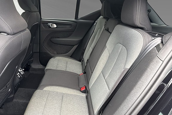 Volvo XC40 8 of 17