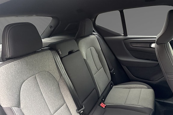 Volvo XC40 11 of 17