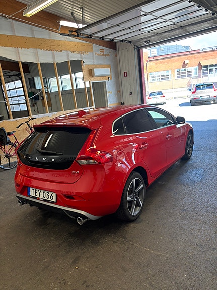 Volvo V40 2 of 7