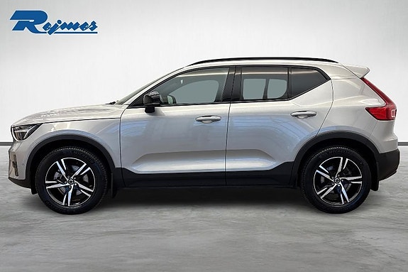 Volvo XC40 2 of 21