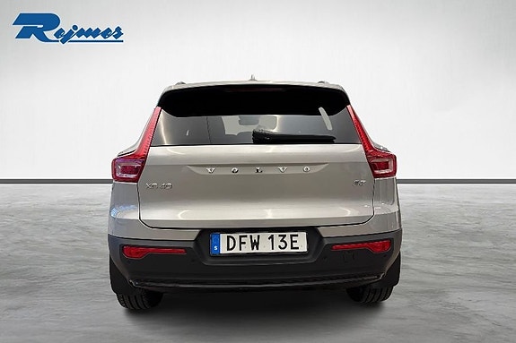 Volvo XC40 5 of 21