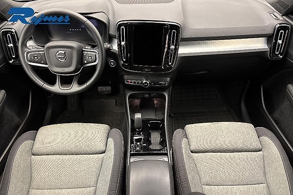 Volvo XC40 2 of 21