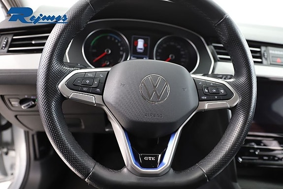 Volkswagen Passat 13 of 25