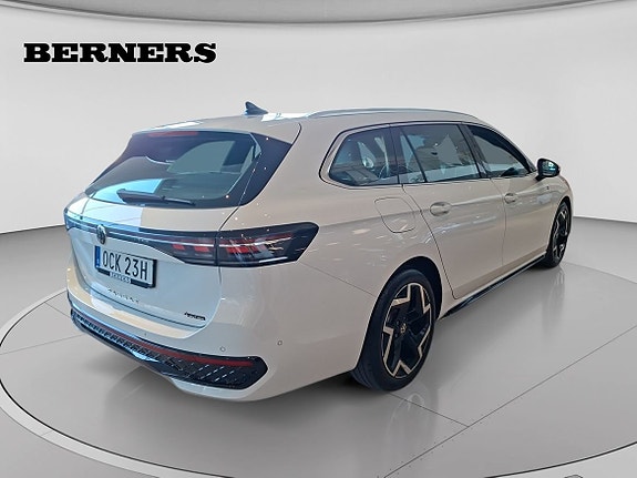 Volkswagen Passat 5 of 15