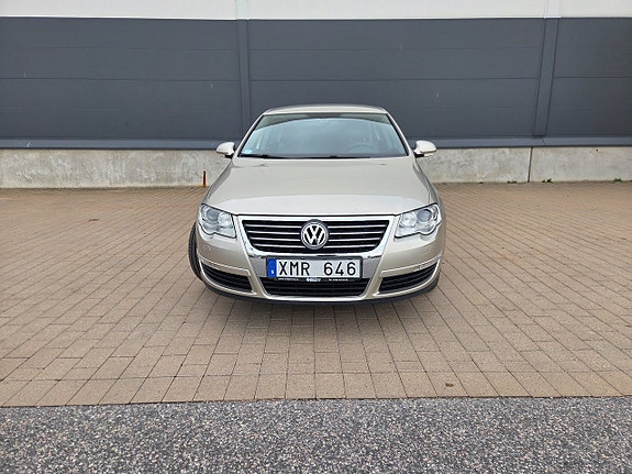 Volkswagen Passat 2 of 18