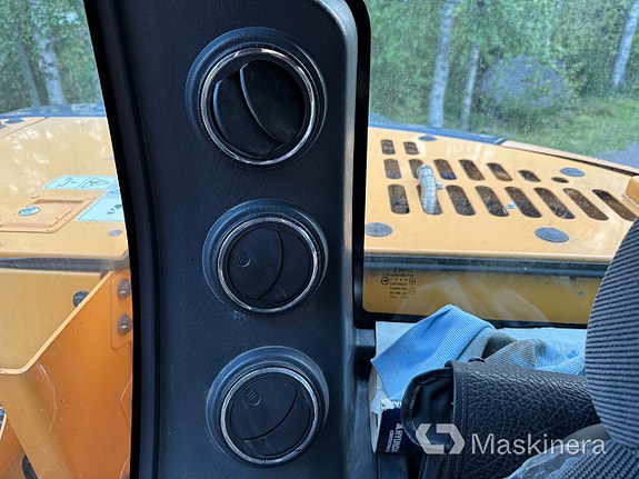Grävmaskin Hyundai HX 130 LCR 25 of 27
