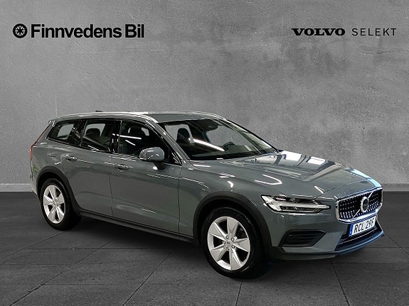 Volvo V60 Cross Country 2 of 8
