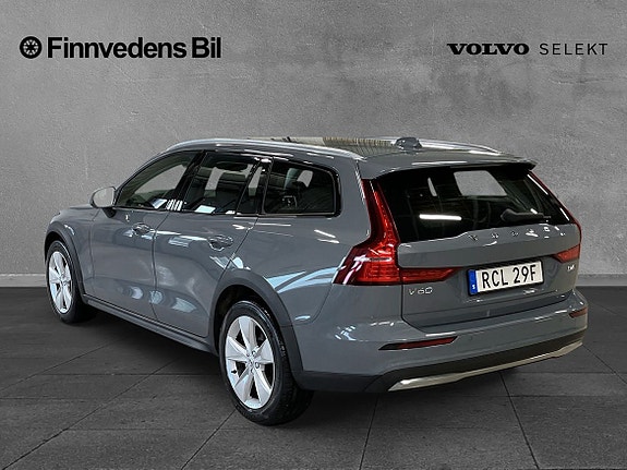 Volvo V60 Cross Country 3 of 8
