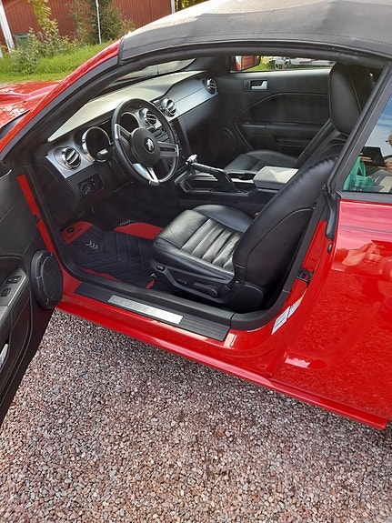 Ford Mustang 2 of 3