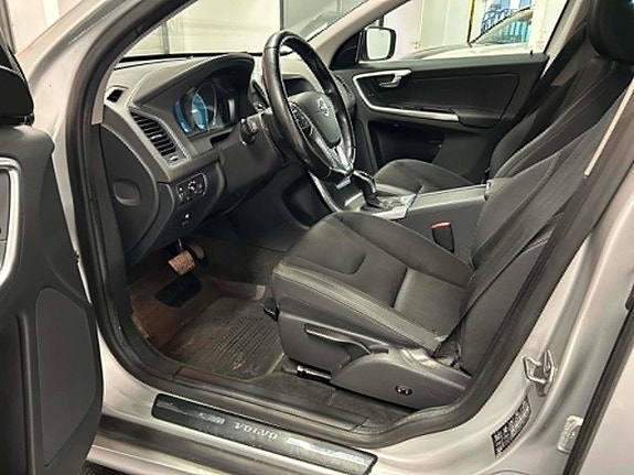 Volvo XC60 8 of 19