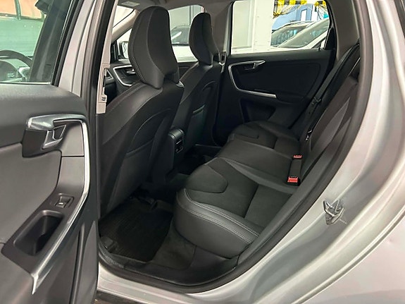 Volvo XC60 11 of 19