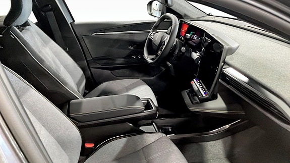 Renault Scenic E-Tech 3 of 9