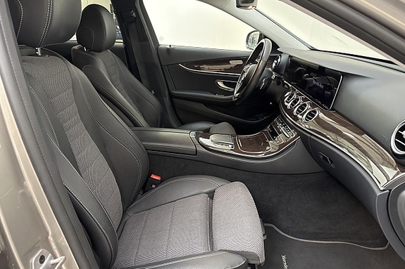 Mercedes-Benz E300 de 8 of 17