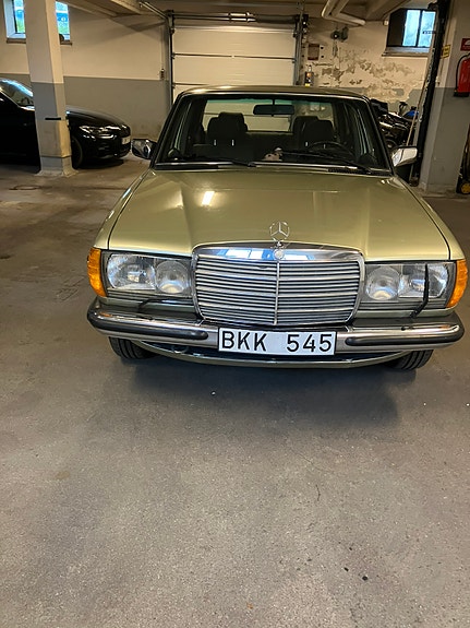 Mercedes-Benz 200 4 of 12