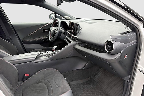 Toyota C-HR 6 of 12