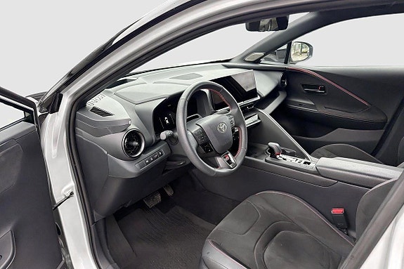 Toyota C-HR 7 of 12